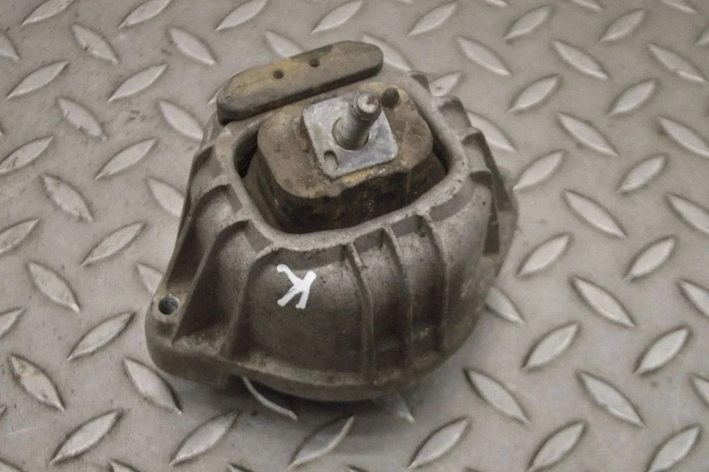 Engine mount bracket 6760330