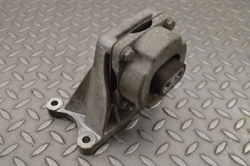 Engine mount bracket 670004299