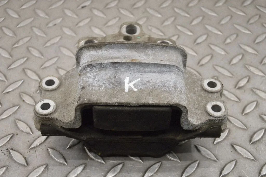Dzinēja spilvens – Audi TT TTS Mk2 (2006-2014)