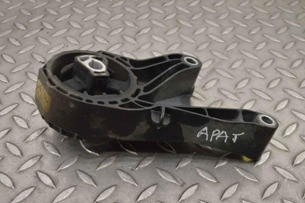 Engine mount bracket – Opel Astra J (2010-2015)