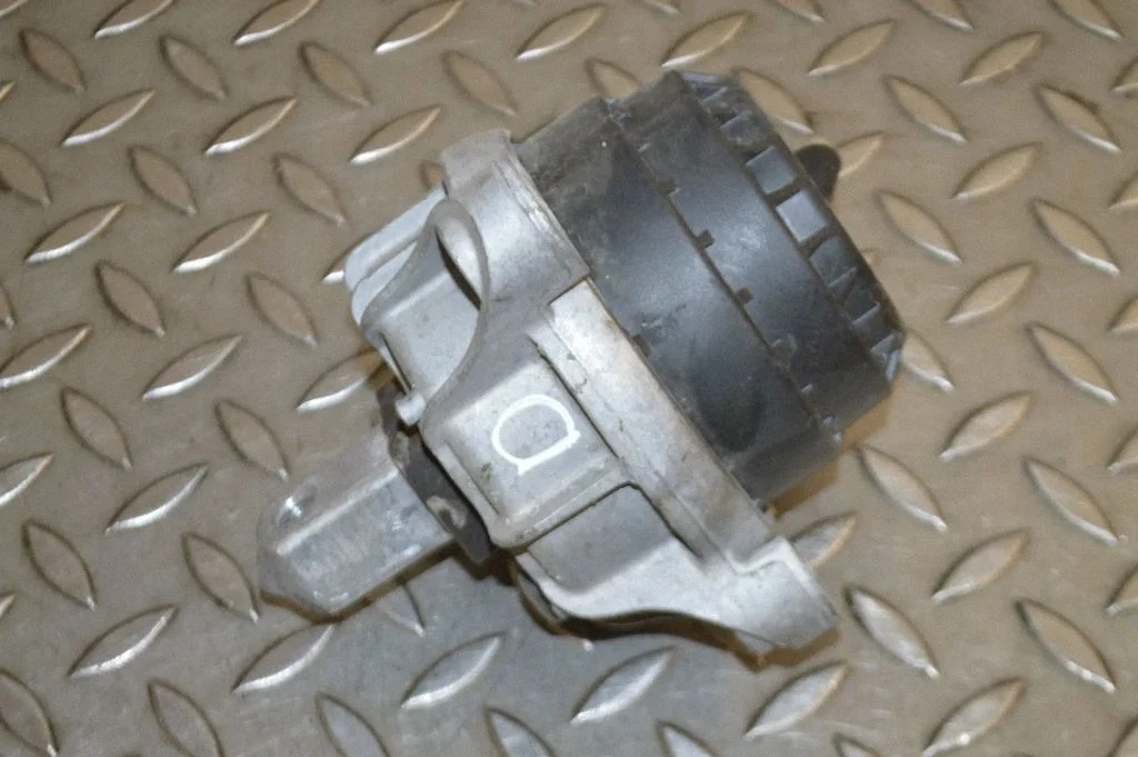 Dzinēja spilvens 6858976