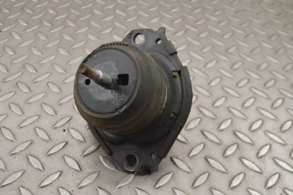 Dzinēja spilvens – Jeep Grand Cherokee (2010-2021)