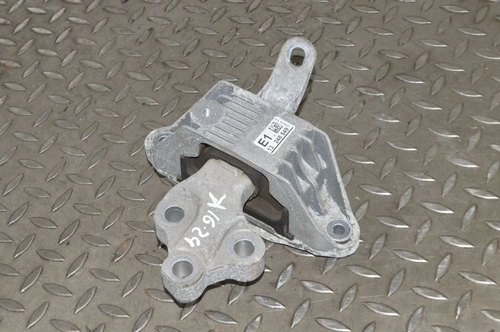 Dzinēja spilvens – Opel Astra J (2010-2015)