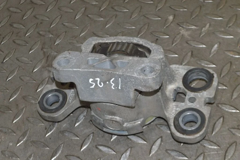 Dzinēja spilvens GJ327M121AD
