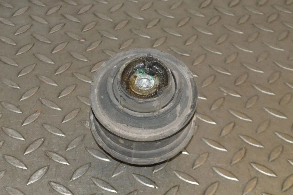 Dzinēja spilvens – kreisā