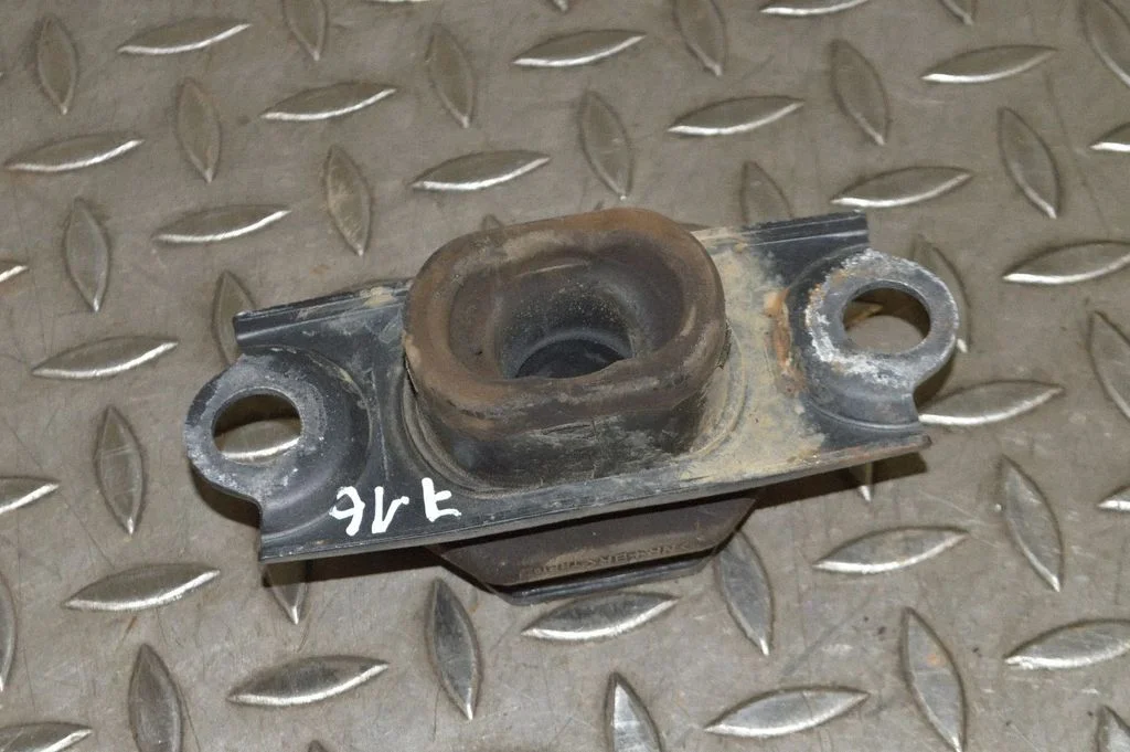 Dzinēja spilvens – kreisā