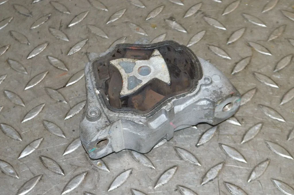 Dzinēja spilvens – kreisā