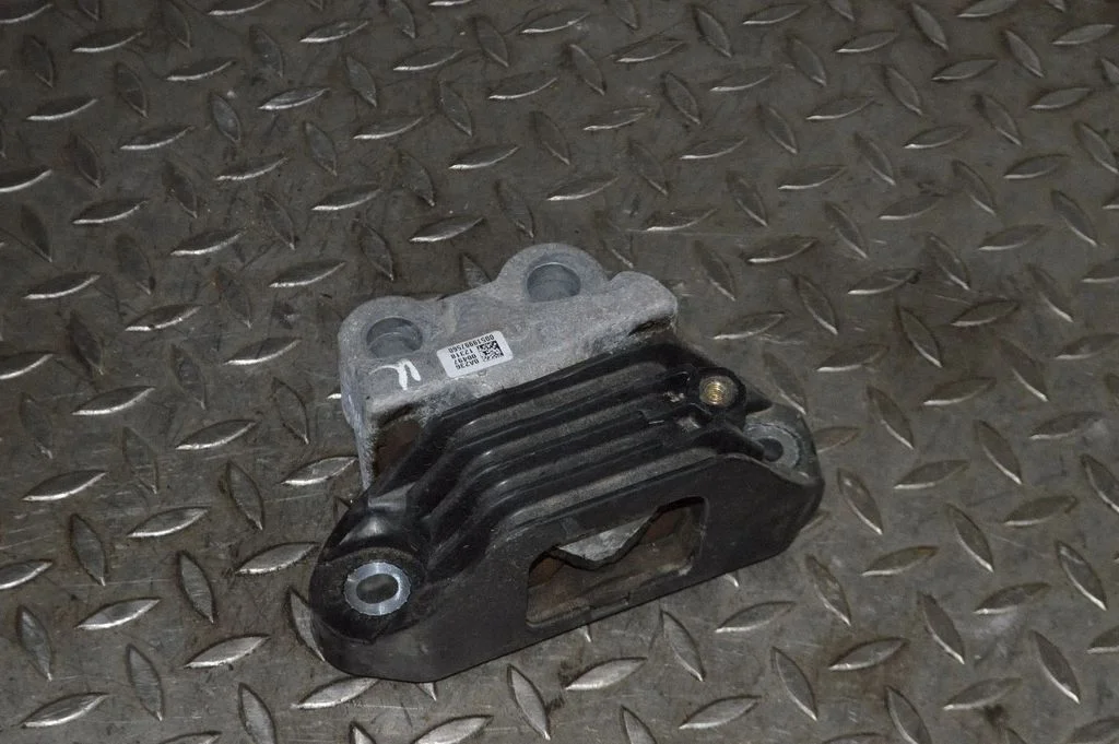 Engine mount bracket 00519997560