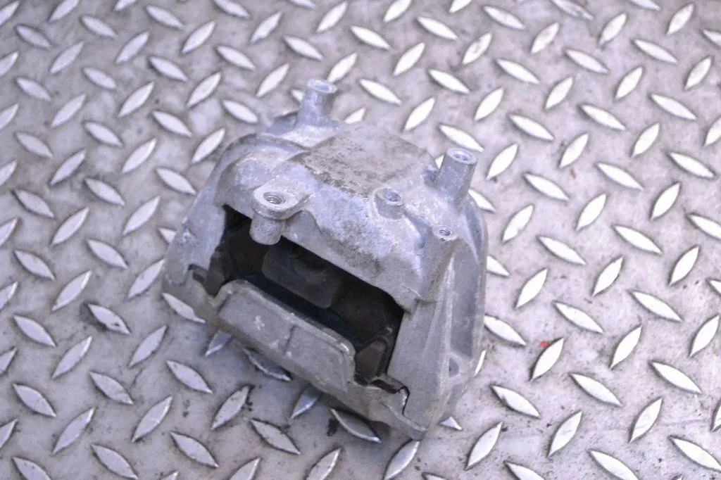 Dzinēja spilvens – Audi A3 S3 8P (2003-2012)