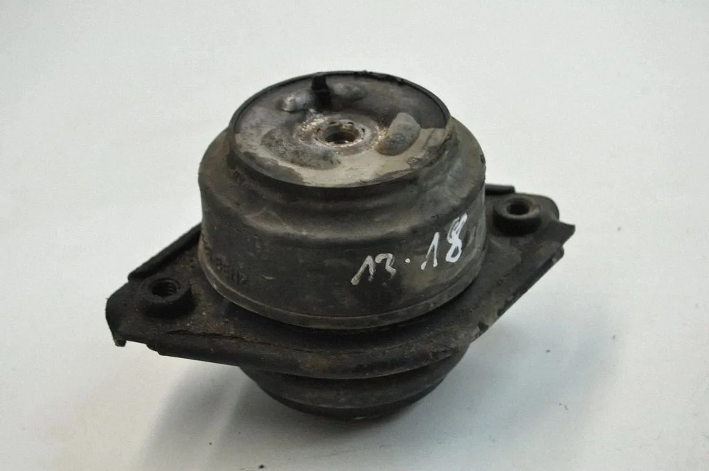 Engine mount bracket – Mercedes-Benz R-Class W251 (2005-2013)