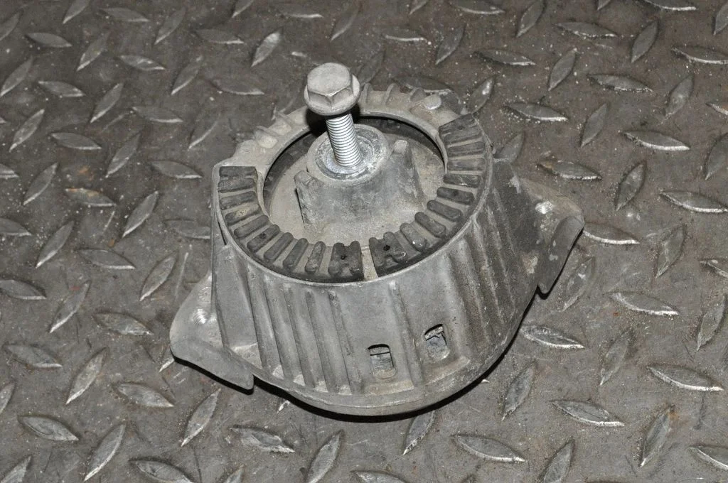 Engine mount bracket – Mercedes-Benz CLS-Class C218 X218 (2011-2017)