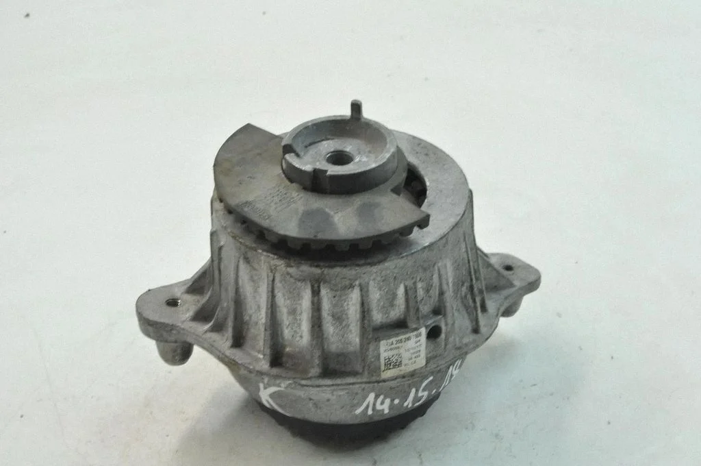 Engine mount bracket A2052407600