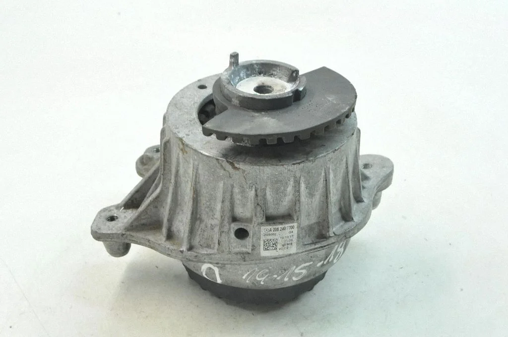 Engine mount bracket A2052407700