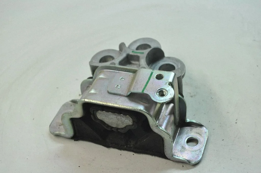 Engine mount bracket – left