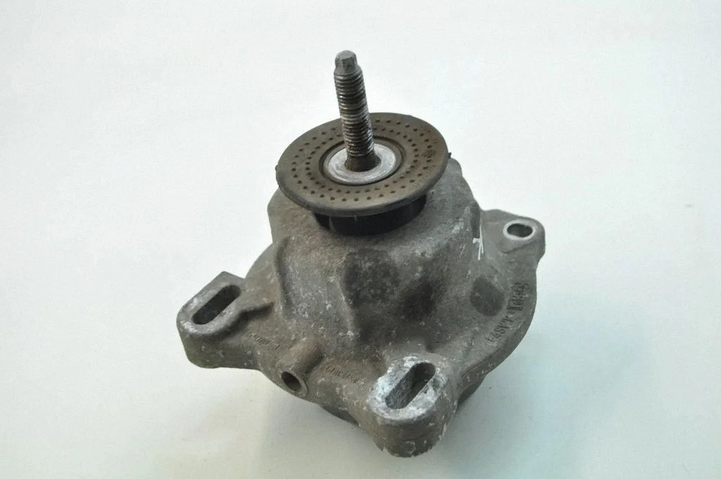 Dzinēja spilvens – kreisā