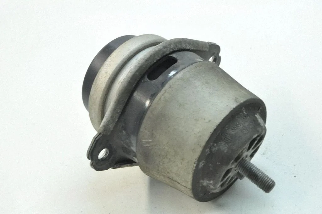 Dzinēja spilvens 7L8199131A