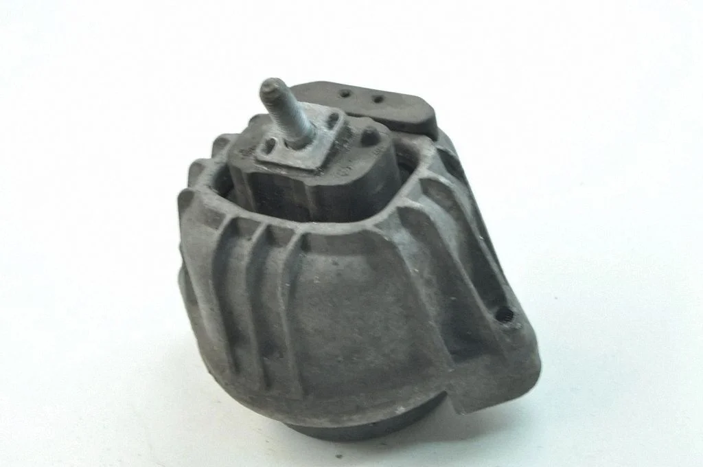 Dzinēja spilvens – kreisā