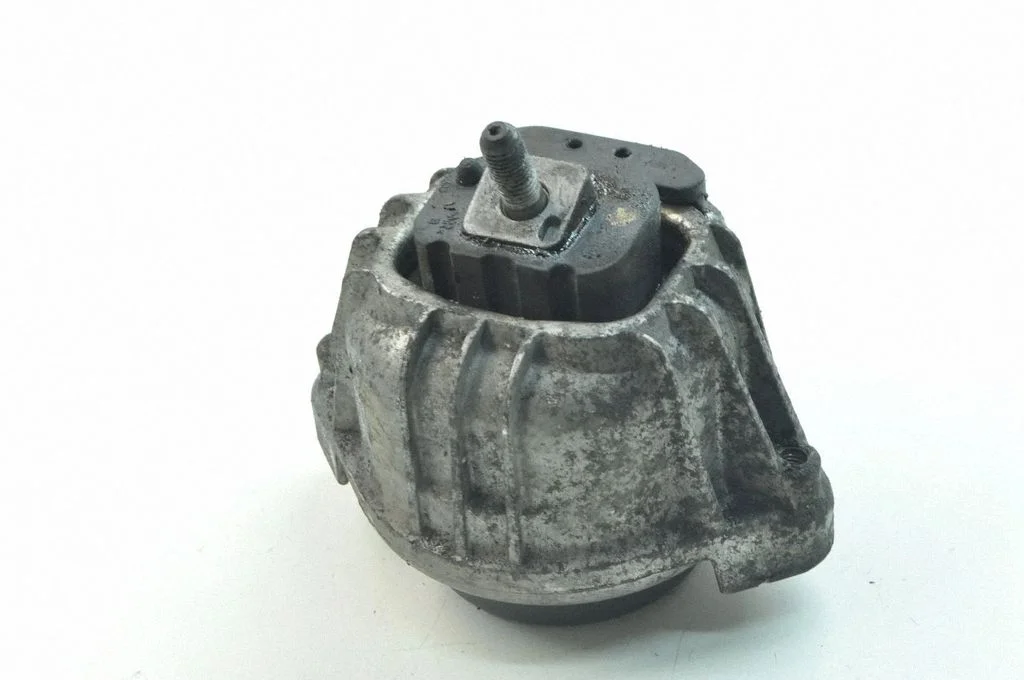 Dzinēja spilvens – kreisā