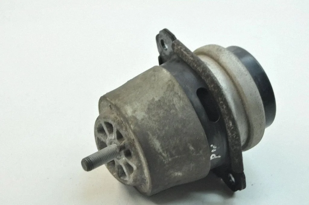 Engine mount bracket – Volkswagen Touareg I (2002-2010)