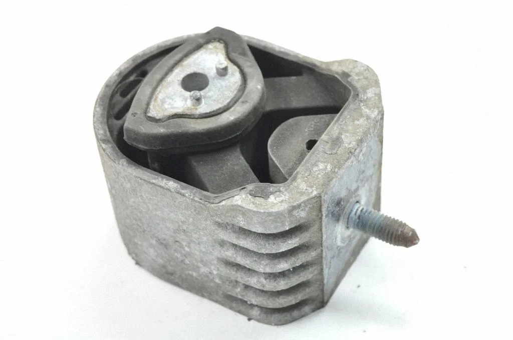 Dzinēja spilvens – kreisā