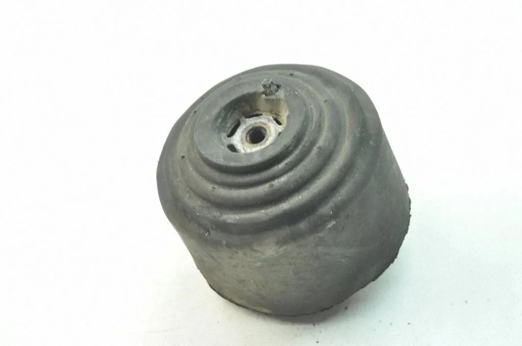 Dzinēja spilvens – kreisā