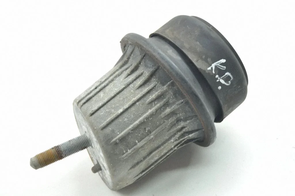Dzinēja spilvens – kreisā