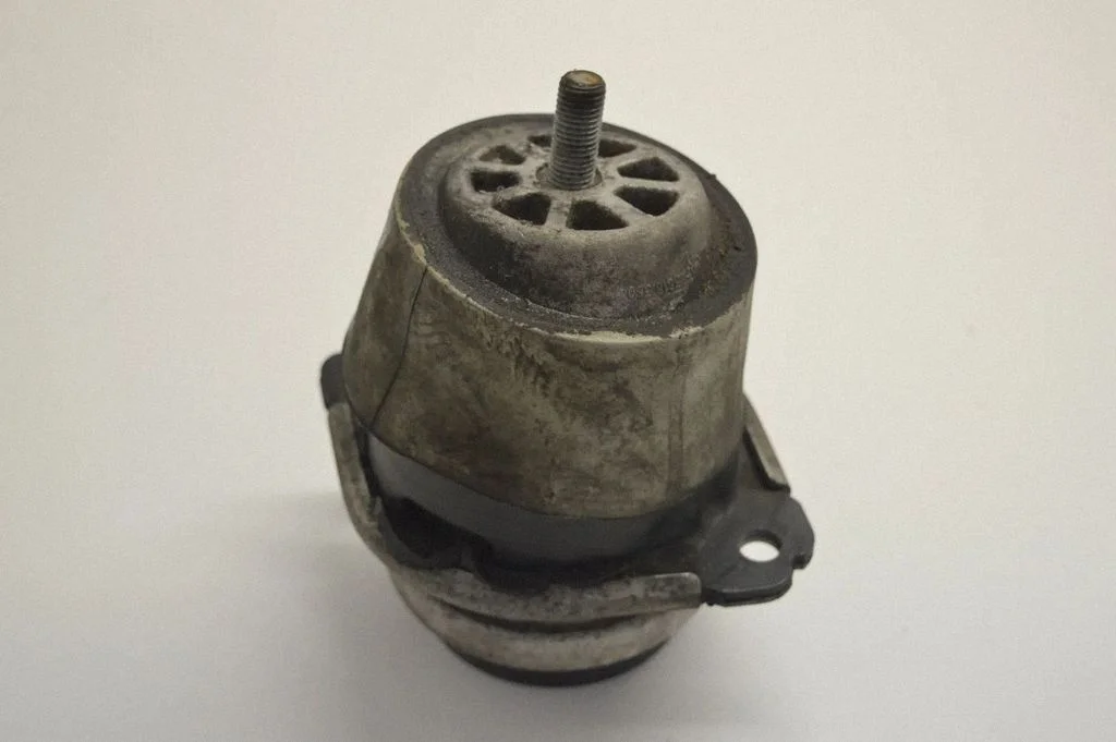 Engine mount bracket – Audi Q7 4L (2005-2015)