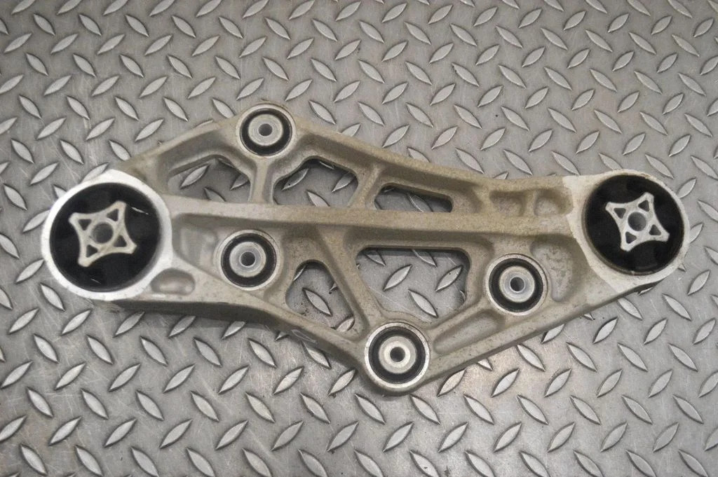 Engine mount bracket 107284700A