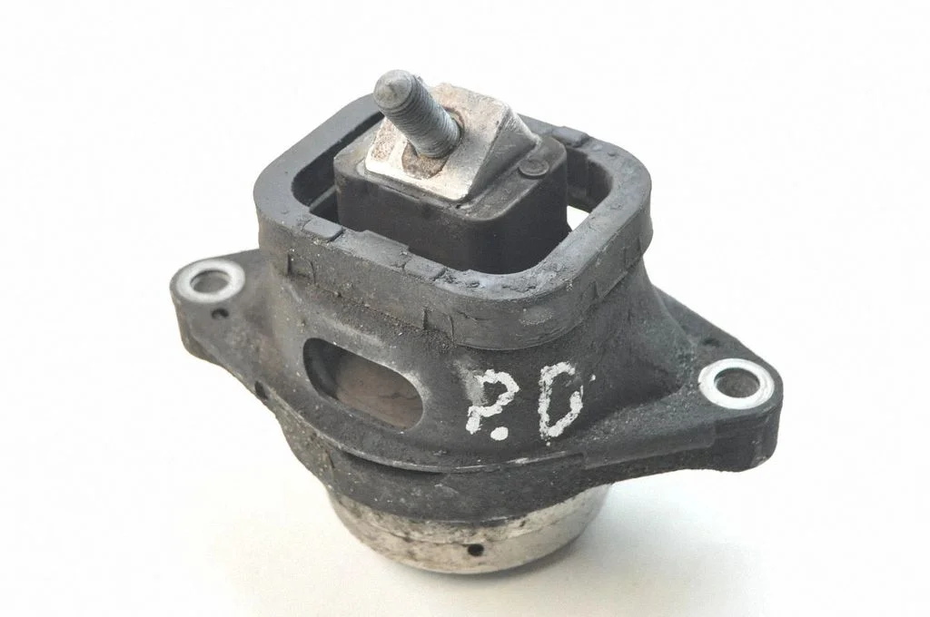 Dzinēja spilvens 7H426A003AB