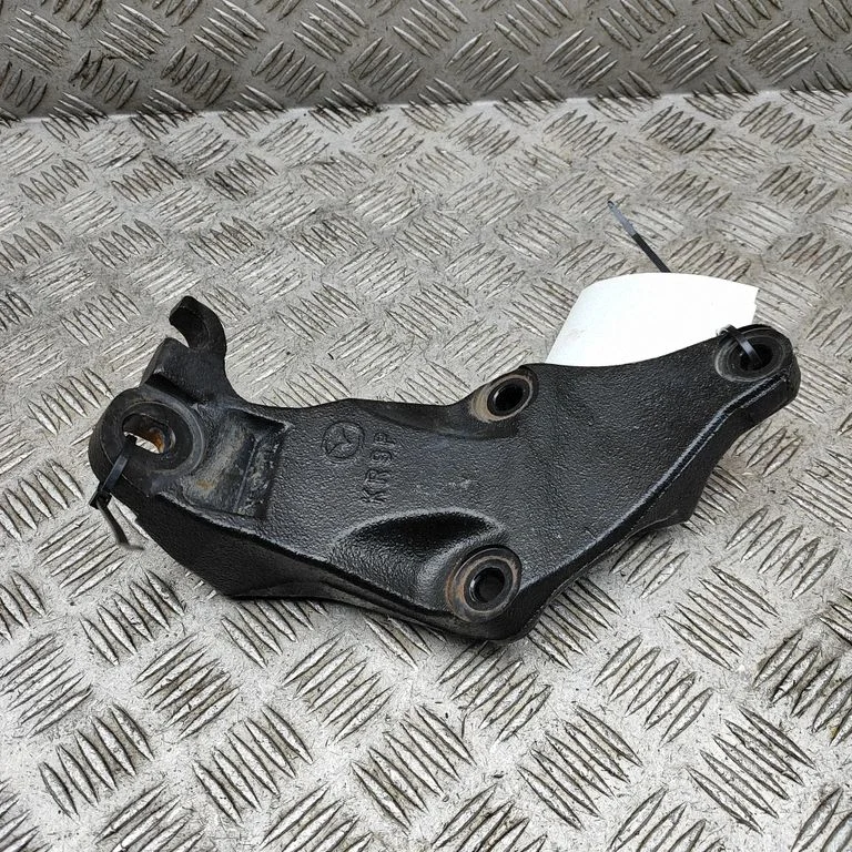 Dzinēja stiprinājuma kronšteins KR9P39031