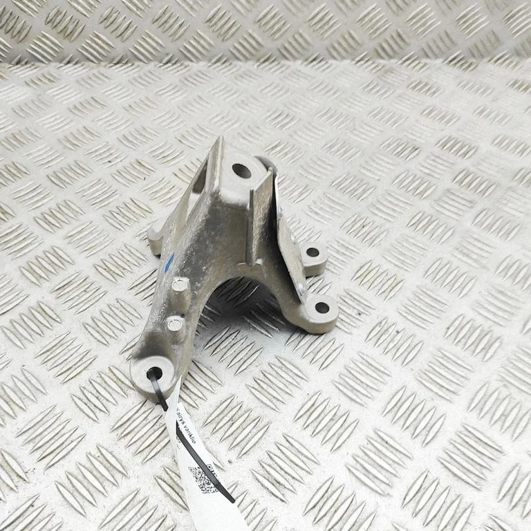 Engine mounting bracket 8743652