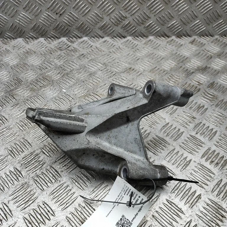 Dzinēja stiprinājuma kronšteins KR9P39021