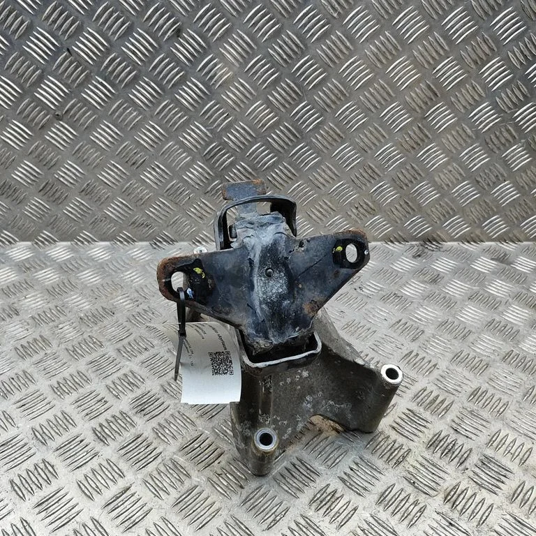Engine mounting bracket – Volkswagen Amarok (2010-2020)