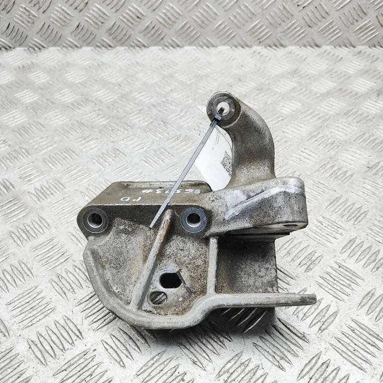 Engine mounting bracket 31359638