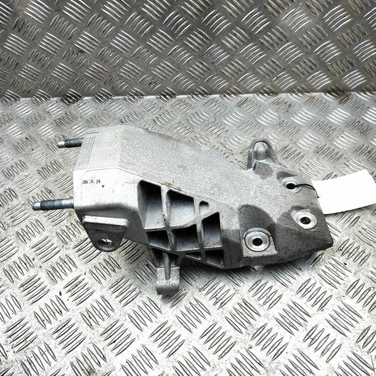 Mootori kinnituskronstein – KIA EV3 (2024-), parem