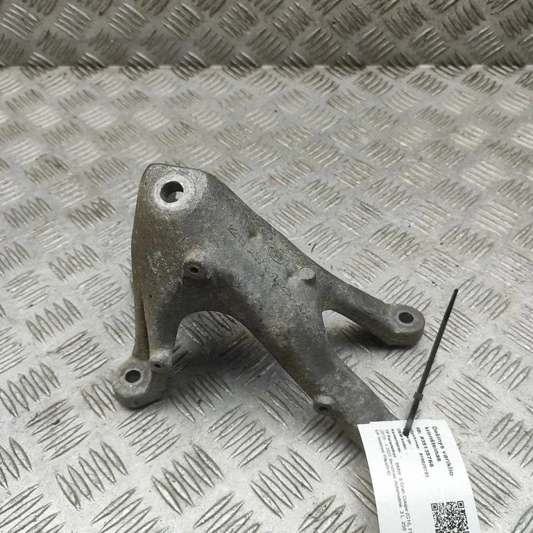 Dzinēja stiprinājuma kronšteins 6861554