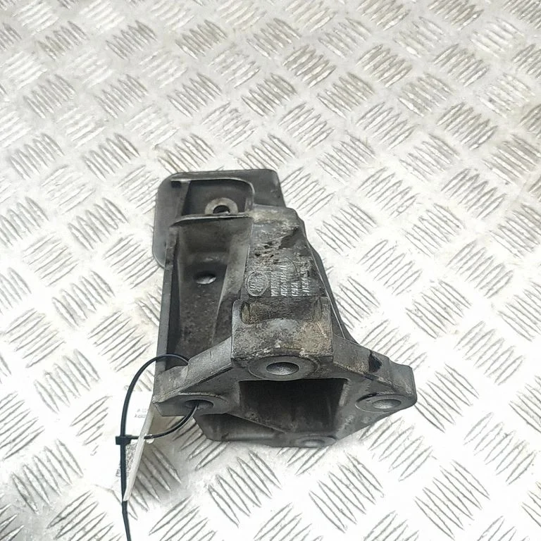 Engine mounting bracket – Land Rover Discovery 3 - LR3 (2005-2009)