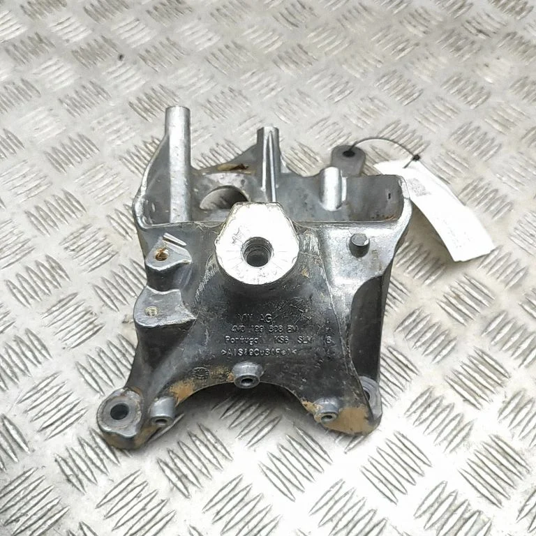 Dzinēja stiprinājuma kronšteins 4M0199308BM