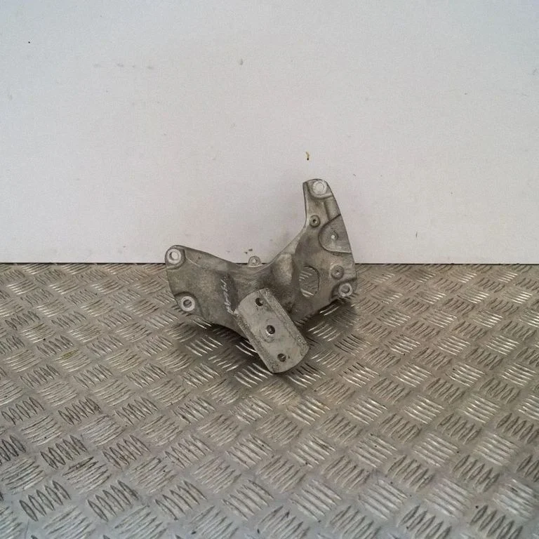 Dzinēja stiprinājuma kronšteins 3W0199308D