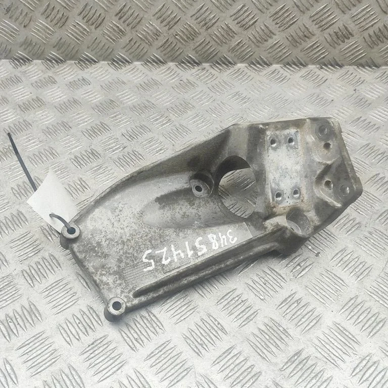Engine mounting bracket 31370633