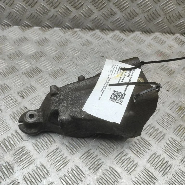 Engine mounting bracket – Mercedes-Benz Sprinter W906 (2006-2018)