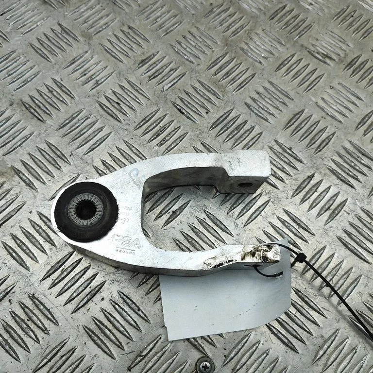 Engine mounting bracket – Toyota ProAce City (2019-)