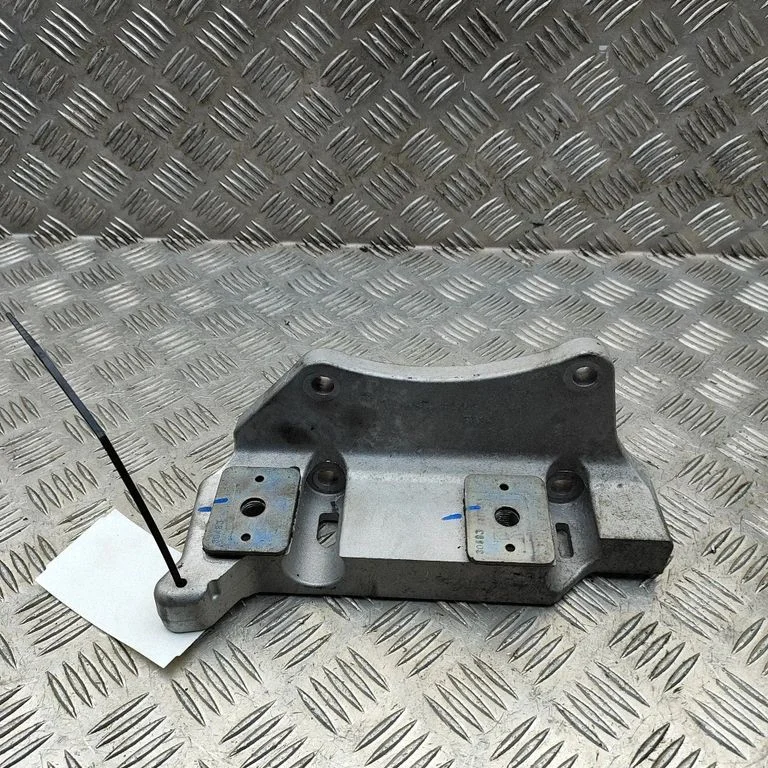 Dzinēja stiprinājuma kronšteins 9845361280