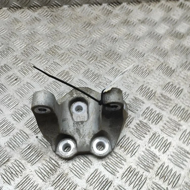 Engine mounting bracket G23210R020