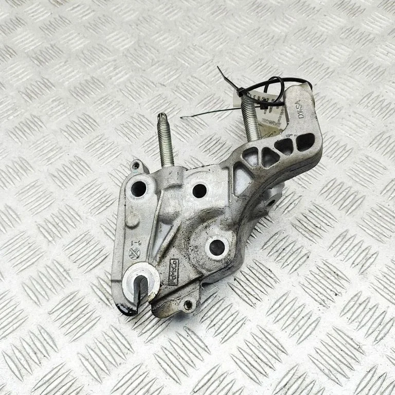 Engine mounting bracket – Ford Kuga II (2013-2019)