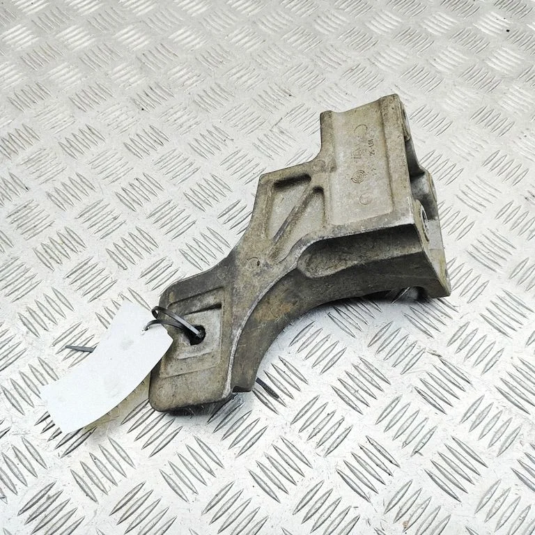 Engine mounting bracket – Jaguar XJ X350 (2003-2009)