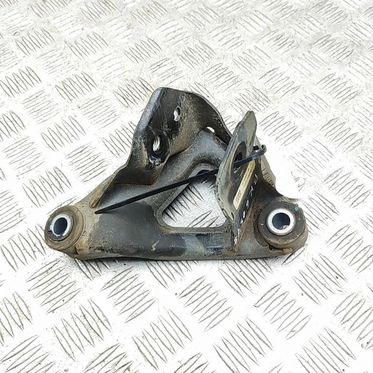 Engine mounting bracket 111023300C