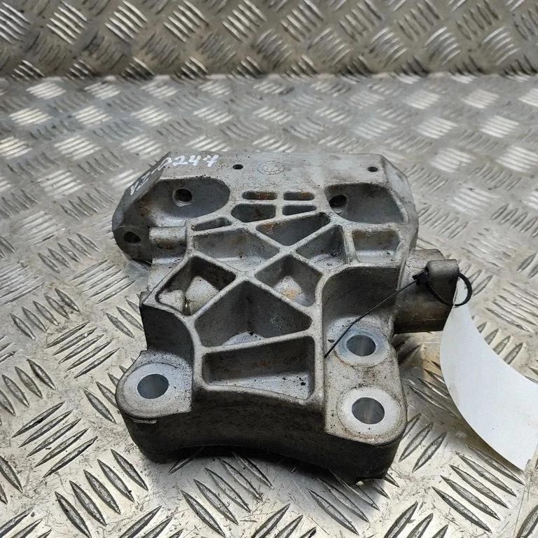 Engine mounting bracket – Jaguar E-Pace (2017-)