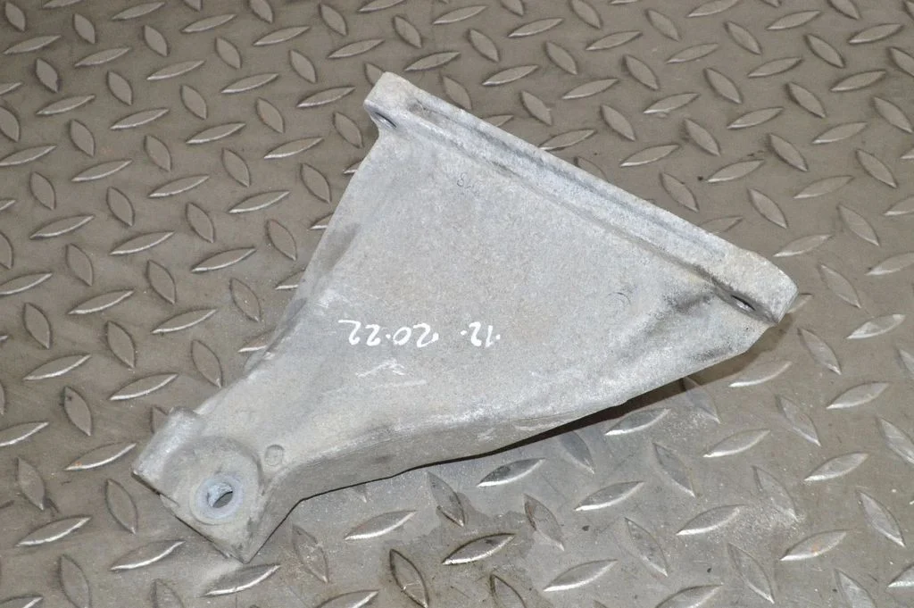Engine mounting bracket – BMW 3 Series E90 E91 (2005-2012)