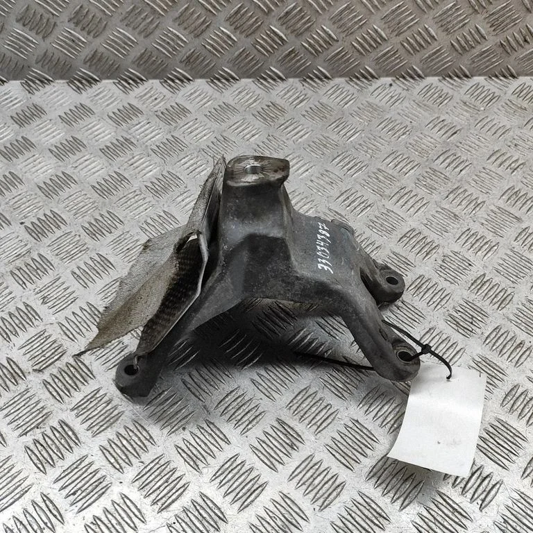 Mootori kinnituskronstein – Audi A4 Allroad B8 (2008-2016)